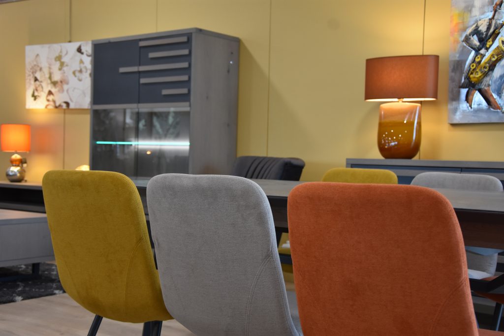 bois&sofa-orange-chaises-table