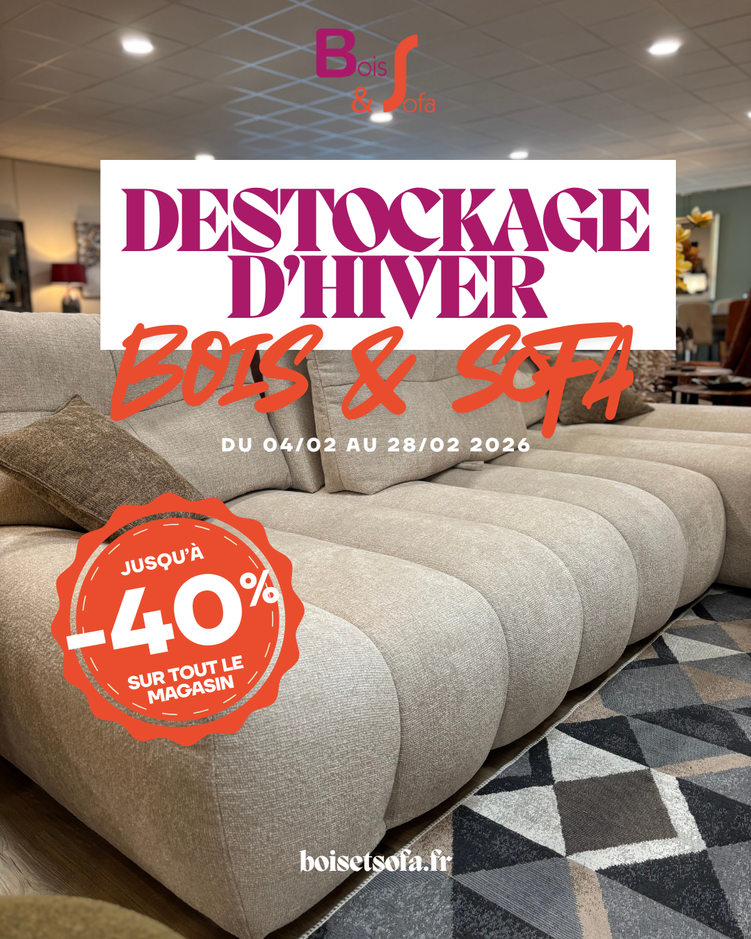 Canapé tissu clair en magasin lors du déstockage d’hiver Bois & Sofa avec promotion jusqu’à -40 %